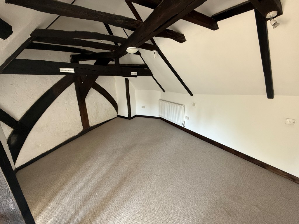 Lot: 101 - VACANT SHOP AND SELF-CONTAINED FLAT IN TOWN CENTRE - Bedroom 1